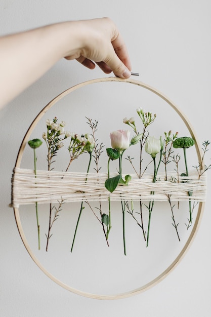 haftowany kwiat na lnie